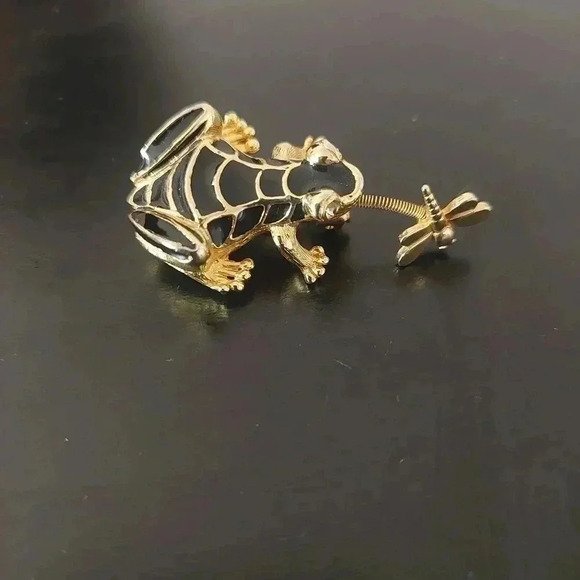 Vintage Black Enamel Rhinestone Gold Tone Frog Catching Dragonfly Brooch Pin - Picture 5 of 6